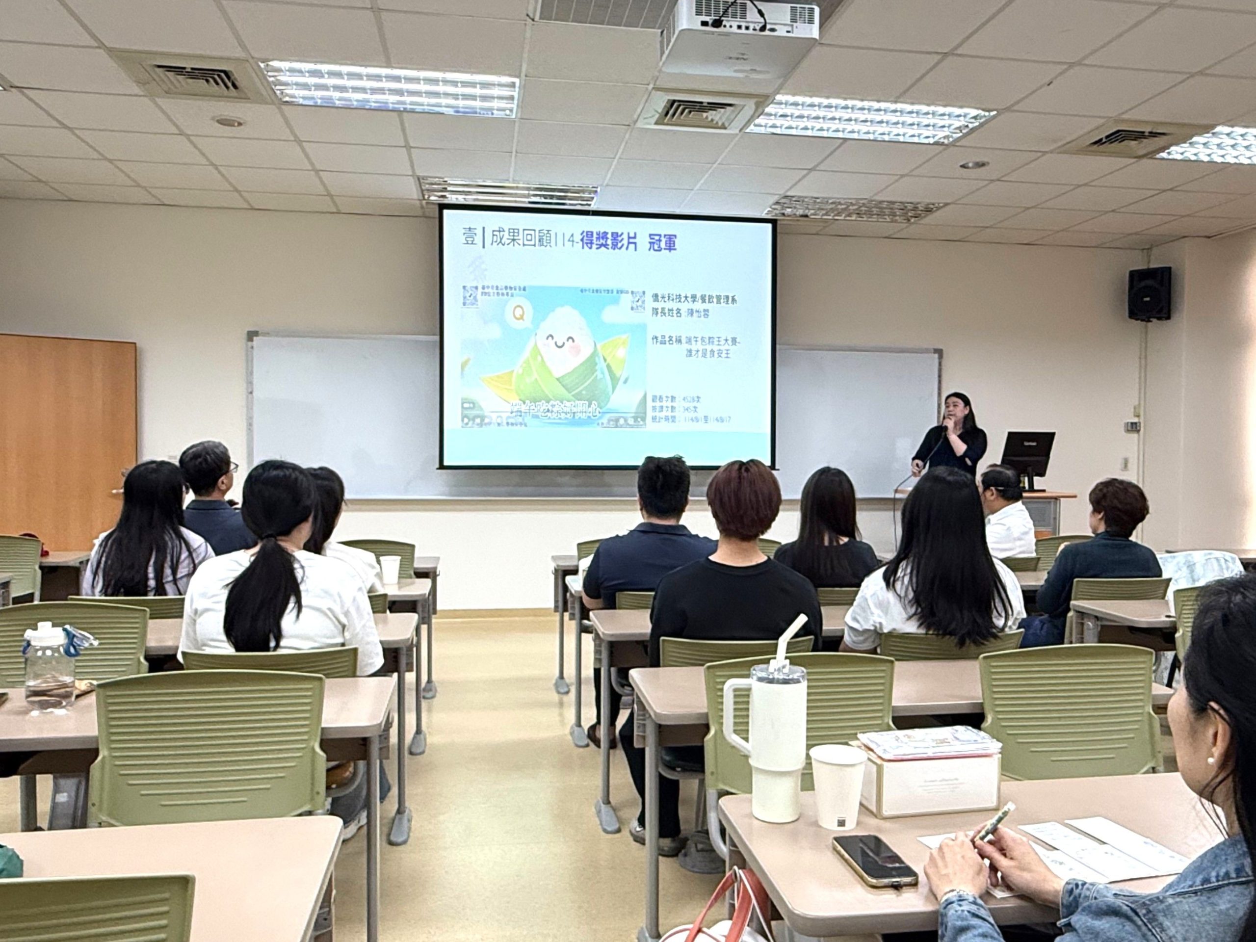 中山醫大食安青年軍 1萬2千點閱教材開跑 5 03 %E8%AA%AA%E6%98%8E%E6%9C%83%E4%B8%AD%E5%88%86%E4%BA%AB114%E5%B9%B4%E7%AF%80%E6%85%B6%E9%A3%9F%E5%AE%89%E5%AE%A3%E5%B0%8E%E5%BD%B1%E7%89%87%E7%9A%84%E5%86%A0%E8%BB%8D%E4%BD%9C%E5%93%81 scaled 1