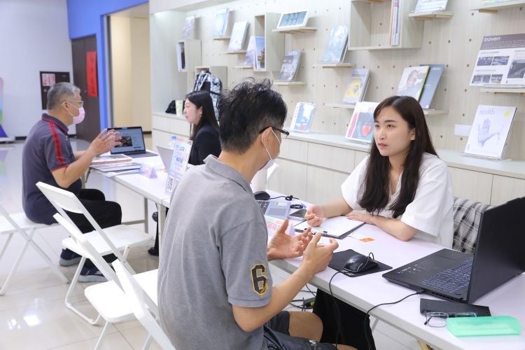 AI與品牌雙軸助攻企業出海 新北群募計畫啟動徵件 6 《圖說》「115年度群眾募資輔導計畫」徵件說明會,首度導入「AI工具應用」與「品牌推廣」雙軸輔導機制,協助企業從產品開發邁向品牌經營,設置顧問團隊提供一對一諮詢服務,現場反應熱烈。〈經發局提供〉