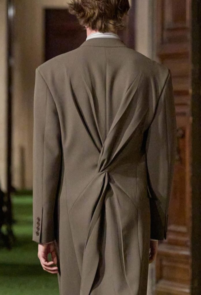 Valentino00005 697x1024 1