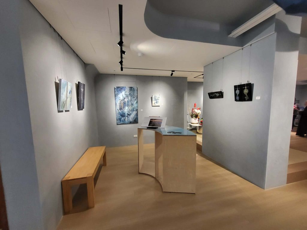 %E5%BC%B5%E9%80%B8%E7%B5%9C%E4%BD%9C%E5%93%81%E5%9C%A8%E7%A6%AA%E8%97%9D%E5%AF%A6%E7%9B%B8%E4%BA%BA%E6%96%87%E7%A9%BA%E9%96%93 1024x768 1