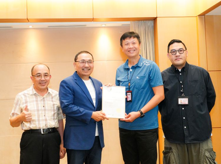 打造生態與休憩兼具水岸 碧潭堰再奪台灣景觀大獎 4 《圖說》新北碧潭堰再奪「2025第13屆台灣景觀大獎」自然保育類佳作,今日由水利局長宋德仁(左)及科長林俊宏(右)將獎獻給新北市長侯友宜。〈水利局提供〉