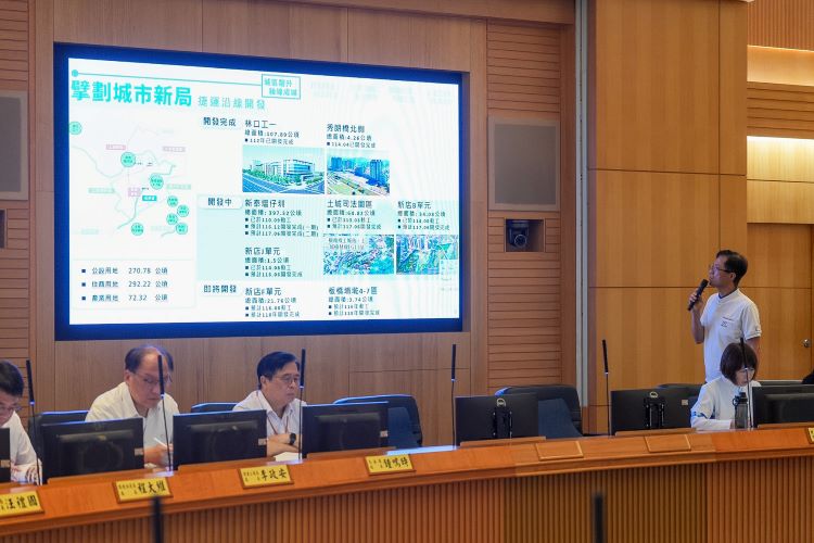 社宅與都更並進 新北八年淬鍊翻轉城市 6 《圖說》城鄉局長黃國峰簡報擘劃城市新局捷運沿線開發。〈城鄉局提供〉