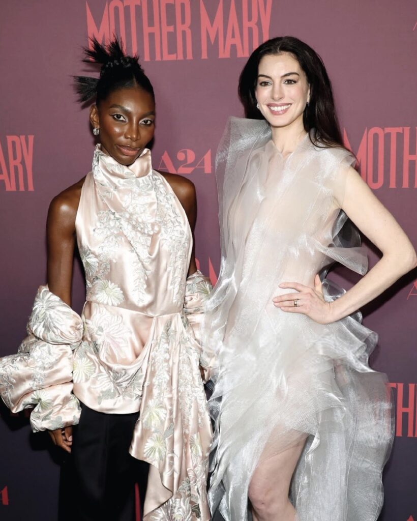 安海瑟薇仙氣降臨《魅影巨星》紐約首映 2挑戰直呼「很無助」 6 %E4%B8%8B%E5%8D%88149 2026 4 15%E7%9A%84%E5%BD%B1%E5%83%8F 1 820x1024 1