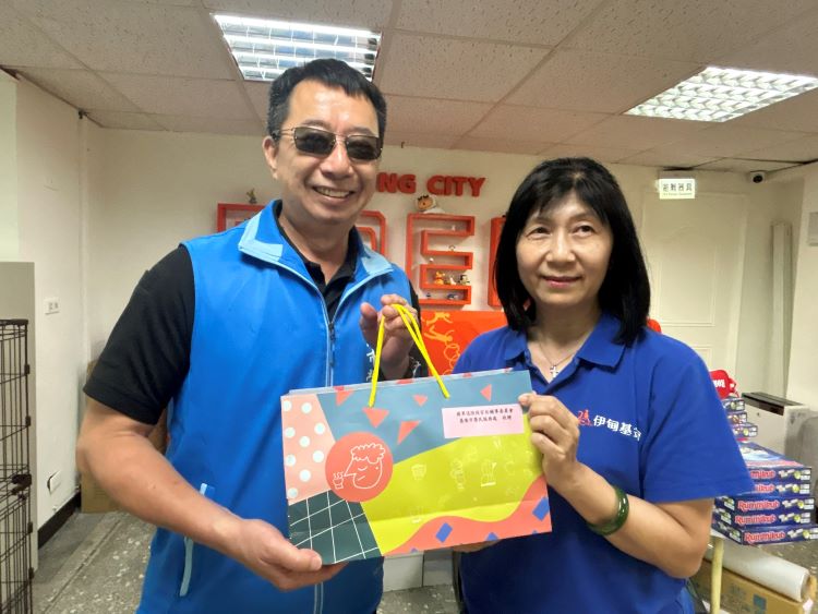 《圖說》基隆榮服處長方正(左)致贈李蓮區長(右)紀念品，期待共織社會安全網。〈基隆榮服處提供〉