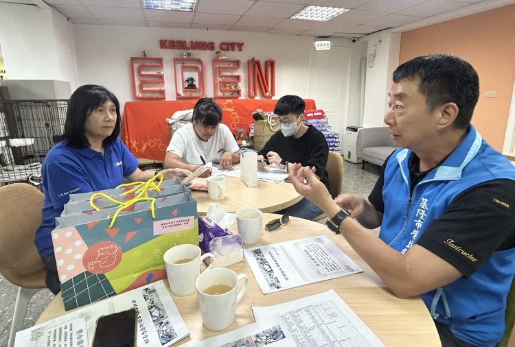 《圖說》基隆榮服處長方正(右)與伊甸社會福利基金會基隆樂福中心李蓮區長（左）就「安心御老系統」及獨居長者關懷等議題進行深入交流，期望深化照護網絡。〈基隆榮服處提供〉