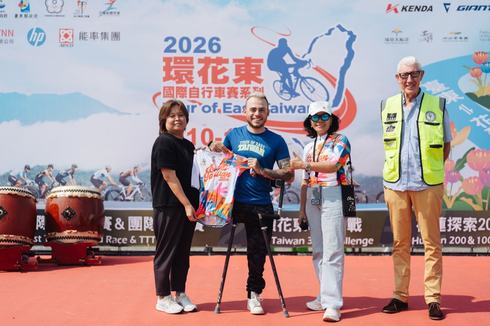 環花東國際自行車賽 20國選手齊聚花東 圓滿落幕 7 03%E9%A0%92%E8%B4%88%E7%B4%80%E5%BF%B5%E8%A1%AB%E7%B5%A6%E7%BE%A9%E5%A4%A7%E5%88%A9%E7%9A%84%E5%96%AE%E8%85%B3%E9%A8%8E%E5%A3%ABAndrea Pusater