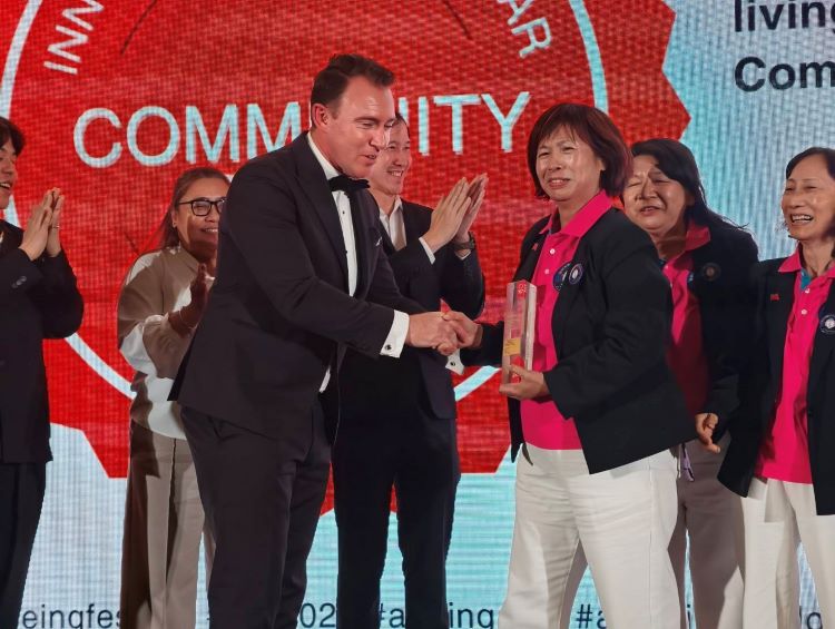 《圖說》永和民權社區發展協會獲頒第14屆亞太養老創新獎-受獎人永和民權社區發展協會執行長邱秀蘭及社區幹部代表領獎。〈社會局提供〉