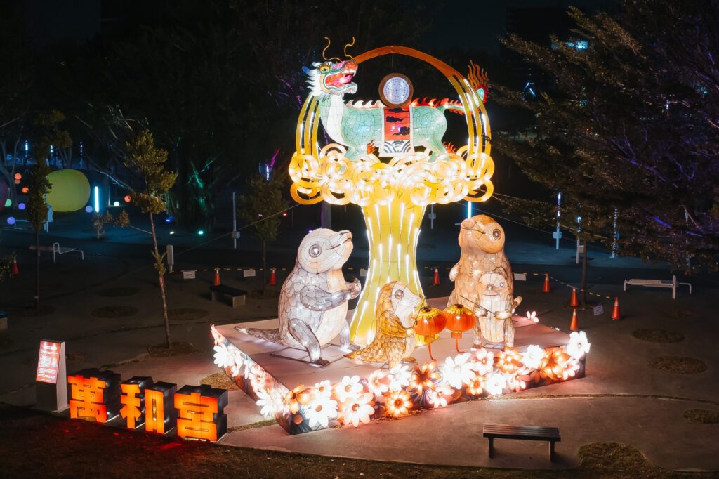 中台灣燈會民政局打造「幸福祈願村」 勇奪美國謬思設計及創意大獎2金3銀佳績 5 %E5%8D%97%E5%B1%AF%E8%90%AC%E5%92%8C%E5%AE%AE %E9%BE%8D%E9%A6%AC%E5%91%88%E7%A5%A5%E6%85%B6%E5%85%83%E5%AE%B5 %E7%87%88%E7%B5%84%E5%89%87%E4%BB%A5%E9%BE%8D%E9%A6%AC%E7%A5%9E%E7%8D%B8%E5%82%B3%E9%81%9E%E7%A5%A5%E7%91%9E%E8%88%87%E5%92%8C%E5%B9%B3%E5%AF%93%E6%84%8F %E5%B1%95%E7%8F%BE%E5%82%B3%E7%B5%B1%E5%AE%AE%E5%BB%9F%E6%96%87%E5%8C%96%E7%9A%84%E5%85%B8%E9%9B%85%E9%A2%A8%E8%8F%AF %E6%A6%AE%E7%8D%B2 %E6%A6%82%E5%BF%B5%E8%A8%AD%E8%A8%88%E9%A1%9E %E9%8A%80%E7%8D%8E 1024x682 1