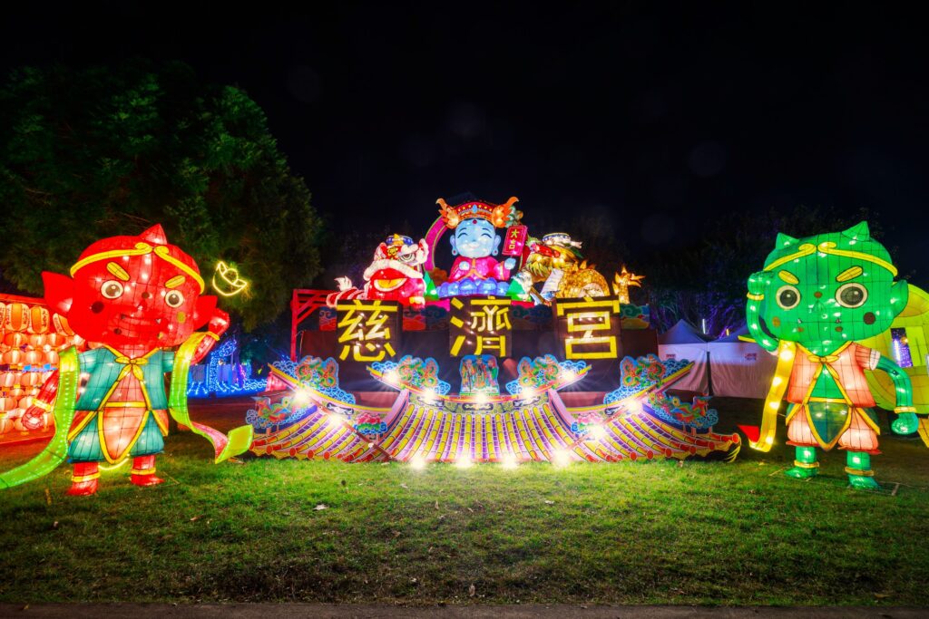 中台灣燈會民政局打造「幸福祈願村」 勇奪美國謬思設計及創意大獎2金3銀佳績 6 %E8%B1%90%E5%8E%9F%E6%85%88%E6%BF%9F%E5%AE%AE %E5%AA%BD%E7%A5%96%E7%AB%A5%E6%A8%82%E5%9C%92 %E7%87%88%E7%B5%84%E8%9E%8D%E5%90%88%E8%8E%8A%E5%9A%B4%E4%BF%A1%E4%BB%B0%E8%88%87%E7%AB%A5%E8%B6%A3%E6%A8%82%E5%9C%92%E6%84%8F%E8%B1%A1 %E7%87%9F%E9%80%A0%E6%BA%AB%E9%A6%A8%E8%A6%AA%E5%88%87%E7%9A%84%E7%A5%88%E7%A6%8F%E6%B0%9B%E5%9C%8D %E6%A6%AE%E7%8D%B2 %E6%A6%82%E5%BF%B5%E8%A8%AD%E8%A8%88%E9%A1%9E %E9%8A%80%E7%8D%8E 1024x683 1