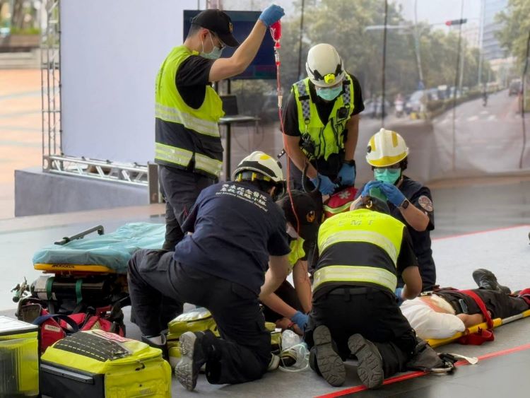 從3.1%到12.13% 新北OHCA康復突破3,000人全國第一 13 《圖說》「重生奇蹟-OHCA康復3,000人感恩活動」OHCA情境演練,完整呈現到院前緊急救護流程。〈消防局提供〉
