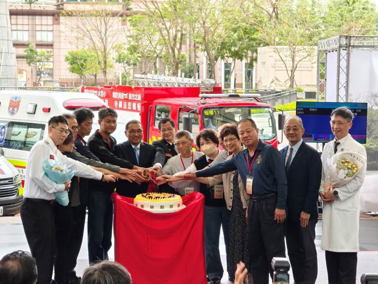 從3.1%到12.13% 新北OHCA康復突破3,000人全國第一 14 《圖說》「重生奇蹟-OHCA康復3,000人感恩活動」,侯友宜市長一同為康復市民切蛋糕慶生。〈消防局提供〉