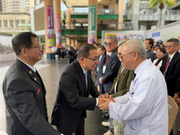 從3.1%到12.13% 新北OHCA康復突破3,000人全國第一 15 《圖說》侯友宜市長感謝消防局、衛生局及北北基桃各急救責任醫院深耕緊急救護政策具體成果,象徵無數家庭重拾希望的重要時刻,左一消防局長陳崇岳。〈消防局提供〉