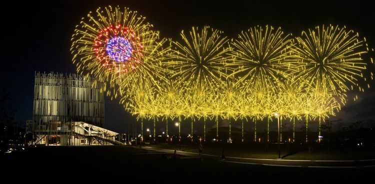 煙火結合無人機打造天空雙舞台 新美館周年展演光影共鳴 4 《圖說》煙火設計以五色柳、牡丹及輪菊等多樣花型交錯綻放--煙火模擬圖。〈文化局提供〉