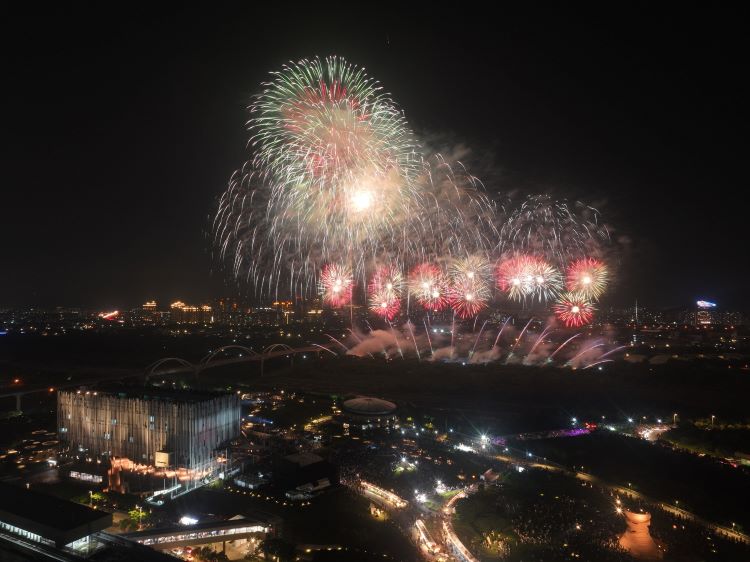 煙火結合無人機打造天空雙舞台 新美館周年展演光影共鳴 5 《圖說》新北市美術館開館周年活動將於4月25、26日登場,結合演唱會、市集,晚間壓軸推出以「光有回聲」為主題的煙火與無人機展演,點亮夜空。〈文化局提供〉