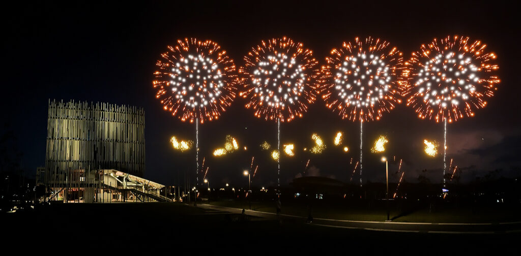 %E7%85%99%E7%81%AB%E4%BB%A5%E7%80%91%E5%B8%83%E5%9E%8B%E8%88%87%E9%80%A3%E7%99%BC%E8%A8%AD%E8%A8%88%E7%87%9F%E9%80%A0%E9%AB%98%E6%BD%AE%E6%AE%B5%E8%90%BD%E4%BD%9C%E7%82%BA%E6%99%9A%E9%96%93%E6%BC%94%E5%94%B1%E6%9C%83%E5%BE%8C%E7%9A%84%E5%A3%93%E8%BB%B8%E4%BA%AE%E9%BB%9E%E7%85%99%E7%81%AB%E6%A8%A1%E6%93%AC%E5%9C%96 1024x504 1