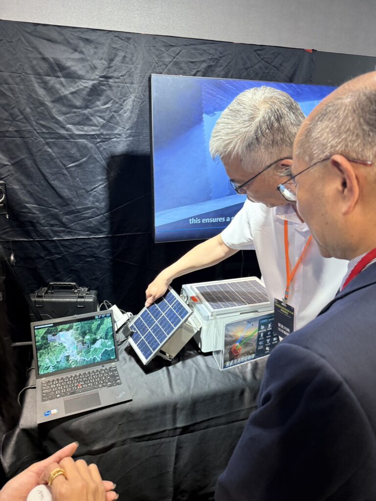 %E5%B6%BA%E6%9D%B1%E7%A7%91%E5%A4%A7%E9%99%B3%E5%BF%97%E6%98%8E%E6%95%99%E6%8E%88%E5%90%91%E4%B8%AD%E8%8F%AF%E9%9B%BB%E4%BF%A1%E7%B6%B2%E8%B7%AF%E5%88%86%E5%85%AC%E5%8F%B8%E8%B3%88%E4%BB%B2%E9%9B%8D%E7%B8%BD%E7%B6%93%E7%90%86%E5%B1%95%E7%A4%BA%E7%B3%BB%E7%B5%B1%E9%81%8B%E4%BD%9C 768x1024 1