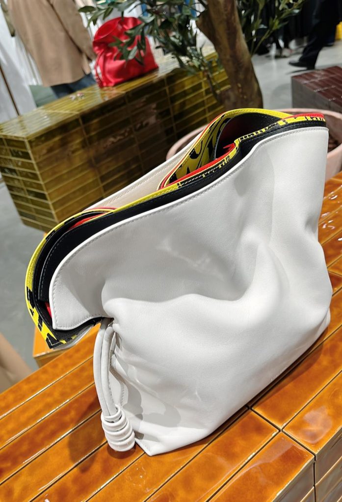 2026Loewe%E7%9A%84%E5%96%AE%E6%8F%90%E6%8A%8A%E5%8C%8500007 697x1024 1