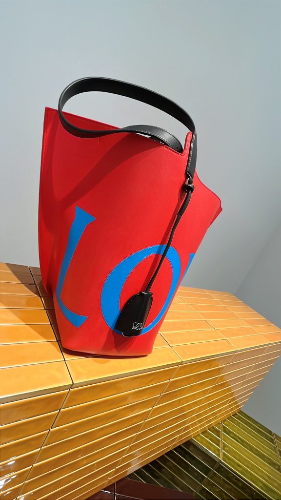 2026Loewe%E7%9A%84%E5%96%AE%E6%8F%90%E6%8A%8A%E5%8C%8500006 576x1024 1