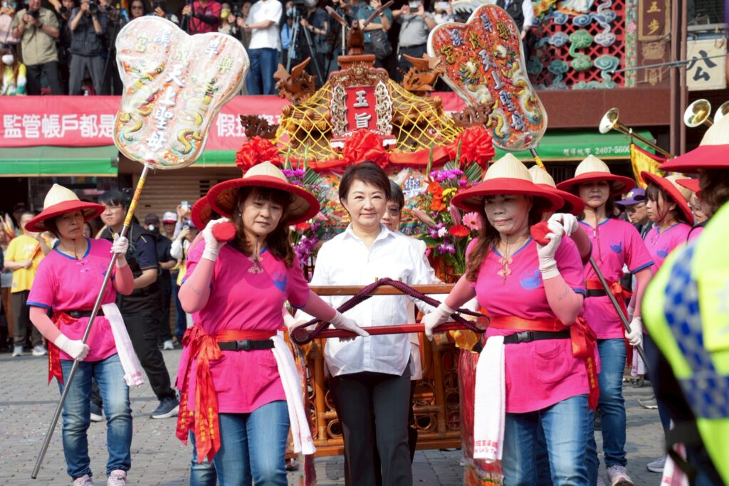 %E7%9B%A7%E5%B8%82%E9%95%B7%E8%A6%AA%E8%87%AA%E6%89%B6%E9%91%BE%E8%BD%8E%E8%88%87%E5%A5%B3%E5%AD%90%E7%A5%9E%E8%BD%8E%E7%8F%AD%E8%B8%A9%E8%91%97%E5%A4%A7%E5%B0%8F%E7%A6%AE%E6%AD%A5 1024x683 1