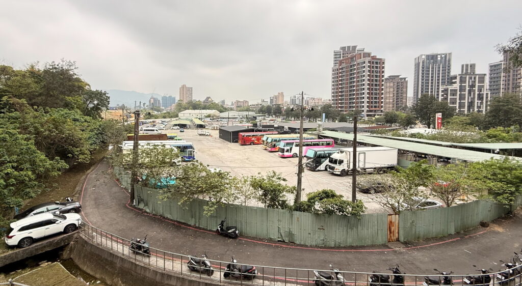 %E5%9C%963%E5%9C%9F%E5%9F%8E%E6%9A%AB%E7%B7%A9%E7%99%BC%E5%B1%95%E5%8D%80%E5%8D%80%E6%AE%B5%E5%BE%B5%E6%94%B6%E6%A1%88%E8%A5%BF%E5%81%B4%E7%8F%BE%E6%B3%81%E5%81%9C%E8%BB%8A%E5%A0%B4 1024x562 1