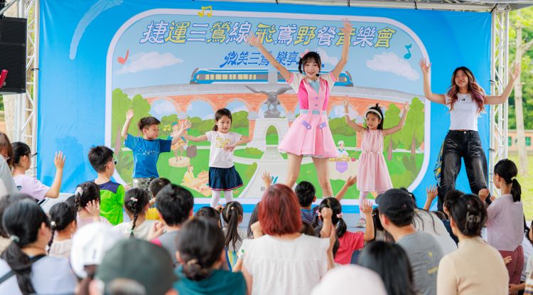 《圖說》飛鳶野餐音樂會櫻桃姐姐現場活力表演。〈捷運局提供〉
