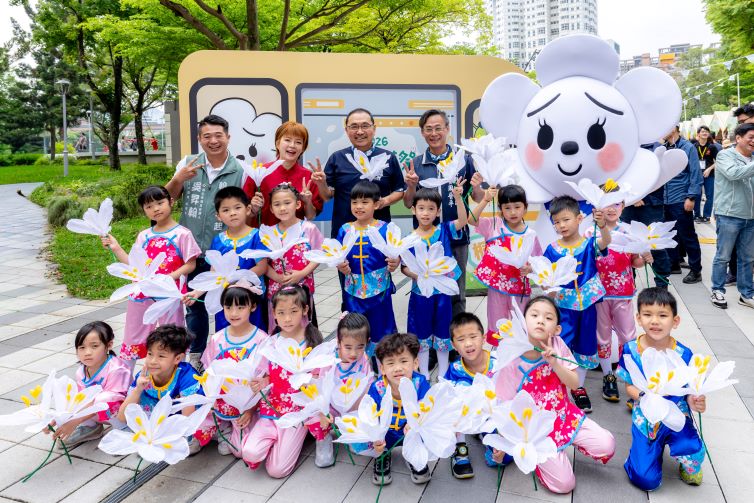 《圖說》侯友宜市長、客家局長劉冠吟、周晉平區長與樂利國小桐花小精靈一起和又萌又可愛的發桐醬合影。〈客家局提供〉