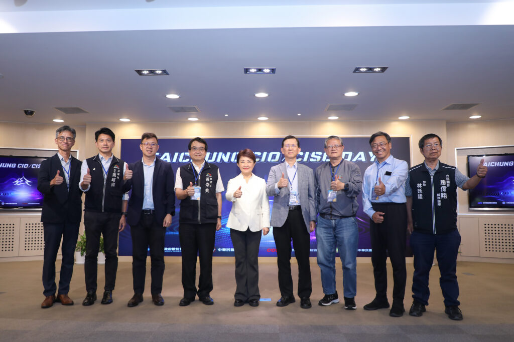 %E7%9B%A7%E5%B8%82%E9%95%B7%E8%88%87%E7%94%A2%E5%AD%B8%E7%A0%94%E7%95%8C%E4%BB%A3%E8%A1%A8%E9%A0%98%E8%A2%96%E5%90%88%E7%85%A7 1024x683 1