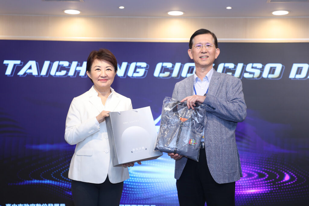 %E7%9B%A7%E5%B8%82%E9%95%B7%E8%88%87%E9%BB%83%E7%90%86%E4%BA%8B%E9%95%B7%E9%9B%99%E6%96%B9%E8%87%B4%E8%B4%88%E7%A6%AE%E7%89%A9 1024x683 1