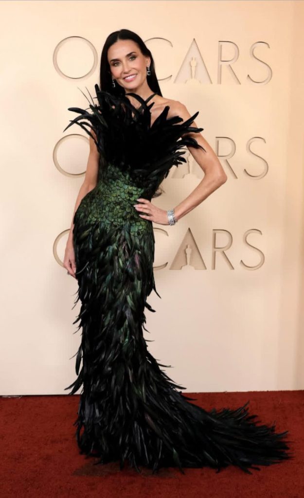 %E7%B4%85%E6%AF%AF%E7%8B%82%E5%90%B9%E7%BE%BD%E6%AF%9B%E9%A2%A800001 625x1024 1