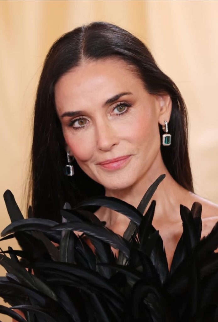 %E7%B4%85%E6%AF%AF%E7%8B%82%E5%90%B9%E7%BE%BD%E6%AF%9B%E9%A2%A800004 694x1024 1