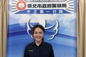 %E6%9D%8E%E4%BD%B3%E9%9C%99 300x200 1