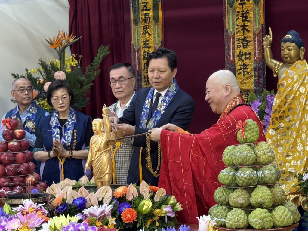 %E5%89%AF%E5%B8%82%E9%95%B7%E6%9C%B1%E6%83%95%E4%B9%8B%E5%9C%A8%E6%96%B0%E5%8C%97%E5%B8%82%E4%BD%9B%E6%95%99%E6%9C%83%E7%90%86%E4%BA%8B%E9%95%B7%E5%A6%82%E4%B9%98%E6%B3%95%E5%B8%AB%E9%99%AA%E5%90%8C%E4%B8%8B%E4%B8%80%E5%90%8C%E6%89%8B%E6%8C%81%E6%B7%A8%E6%9D%93%E7%81%8C%E6%B2%90%E4%BD%9B%E8%BA%AB%E8%B1%A1%E5%BE%B5%E6%B4%97%E6%BB%8C%E5%BF%83%E9%9D%88%E5%A1%B5%E5%9E%A2%E5%82%B3%E9%81%9E%E4%BD%9B%E9%99%80%E7%9A%84%E6%85%88%E6%82%B2%E8%88%87%E6%99%BA%E6%85%A7 1024x768 1