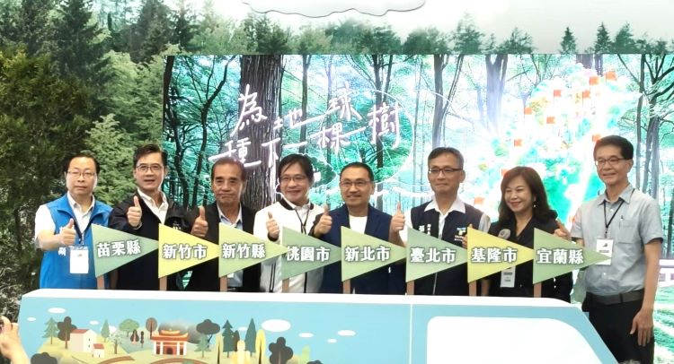 《圖說》「為地球種下一棵樹—百萬人種百萬樹」計畫已種下逾100萬棵樹苗，每年減碳量超過1,284公噸，展現跨縣市合作推動植樹淨零的成果。〈記者葉柏成攝〉