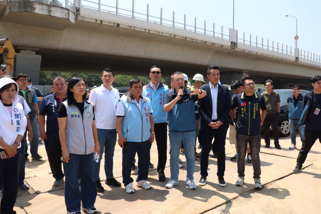 %E5%B7%A5%E5%8B%99%E5%B1%80%E5%89%AF%E7%B8%BD%E5%B7%A5%E7%A8%8B%E5%8F%B8%E9%99%B3%E4%BF%8A%E7%BF%B0%E6%8C%81%E9%BA%A5%E5%85%8B%E9%A2%A8%E8%80%85%E5%90%91%E8%AD%B0%E5%93%A1%E9%87%8C%E9%95%B7%E8%AA%AA%E6%98%8E%E8%87%BA%E5%8C%97%E6%B8%AF%E5%9C%9F%E6%96%B9%E6%9A%AB%E7%BD%AE%E5%8D%80%E7%9A%84%E8%A9%A6%E8%BE%A6%E6%83%85%E5%BD%A2 1024x683 1