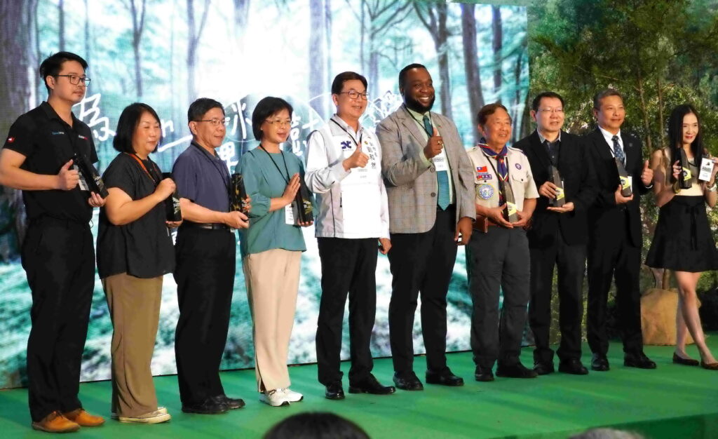 %E8%A8%98%E8%80%85%E6%9C%83%E7%8F%BE%E5%A0%B4%E9%A0%92%E7%99%BC%E7%94%B1%E5%9B%9E%E6%94%B6%E5%A4%A7%E7%90%86%E7%9F%B3%E7%B2%89%E6%9C%AB%E8%A3%BD%E4%BD%9C%E7%9A%84%E7%92%B0%E4%BF%9D%E6%84%9F%E8%AC%9D%E7%8D%8E%E5%BA%A7%E8%A1%A8%E6%8F%9A59%E5%AE%B6%E7%A9%8D%E6%A5%B5%E5%8F%83%E8%88%87%E6%A4%8D%E6%A8%B9%E8%A1%8C%E5%8B%95%E4%B9%8B%E4%BC%81%E6%A5%AD%E5%9C%98%E9%AB%94%E5%8F%8A%E5%AD%B8%E6%A0%A1 1024x626 1