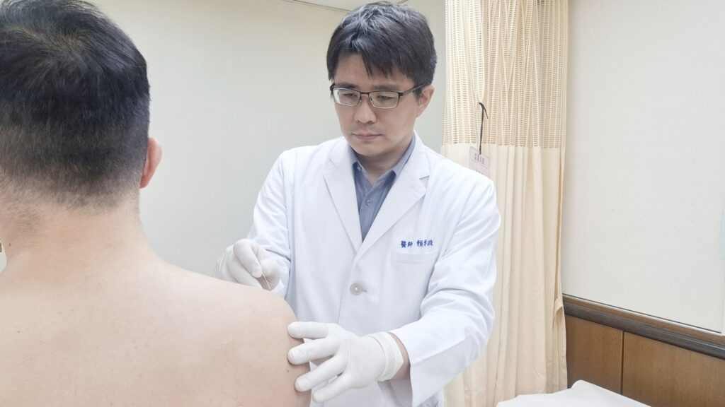 %E8%B3%B4%E5%8D%9A%E6%94%BF%E9%86%AB%E5%B8%AB%E7%82%BA%E7%97%85%E4%BA%BA%E6%96%BD%E4%BB%A5%E5%BE%AE%E5%89%B5%E5%B0%8F%E9%87%9D%E5%88%80%E6%B2%BB%E7%99%82%E9%AC%86%E8%A7%A3%E5%B1%80%E9%83%A8%E6%B2%BE%E9%BB%8F%E8%82%A9%E8%86%80%E6%81%A2%E5%BE%A9%E6%AD%A3%E5%B8%B8%E6%B4%BB%E5%8B%95 1024x576 1