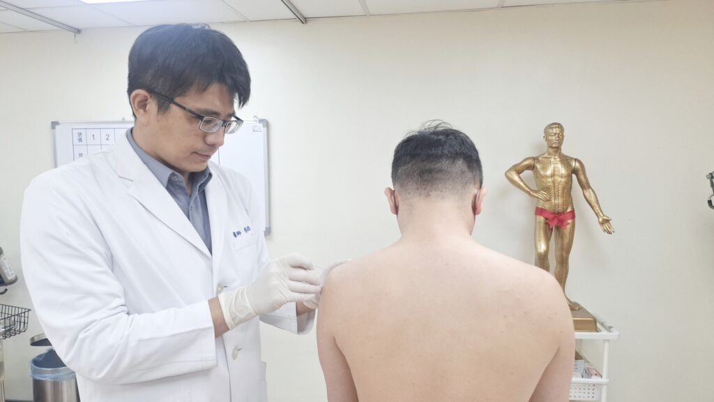 %E8%B3%B4%E5%8D%9A%E6%94%BF%E9%86%AB%E5%B8%AB%E8%AA%AA%E6%98%8E%E7%9B%AE%E5%89%8D%E5%B0%8F%E9%87%9D%E5%88%80%E5%BB%A3%E6%B3%9B%E6%87%89%E7%94%A8%E6%96%BC%E8%85%B1%E9%9E%98%E7%82%8E%E6%BB%91%E5%9B%8A%E7%82%8E%E9%80%80%E5%8C%96%E6%80%A7%E9%97%9C%E7%AF%80%E7%82%8E%E4%BB%A5%E5%8F%8A%E5%90%84%E9%A1%9E%E9%A0%91%E5%9B%BA%E6%80%A7 1024x576 1