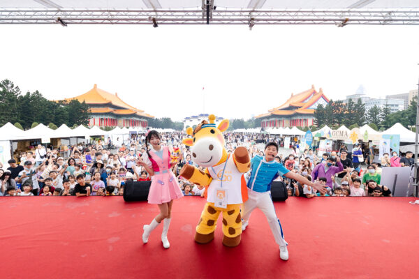 YOYO家族藝人 浣熊哥哥與櫻桃姐姐帶來精彩演出。圖/王辦單位