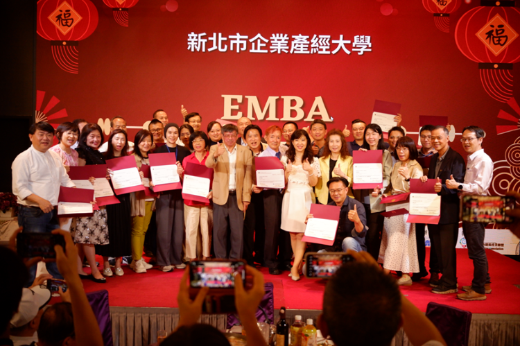 《圖說》「新北市企業產經大學」開放報名，歡迎新北企業踴躍報名參與，前排中右經發局長盛筱蓉，圖為114年結業照片。〈經發局提供〉