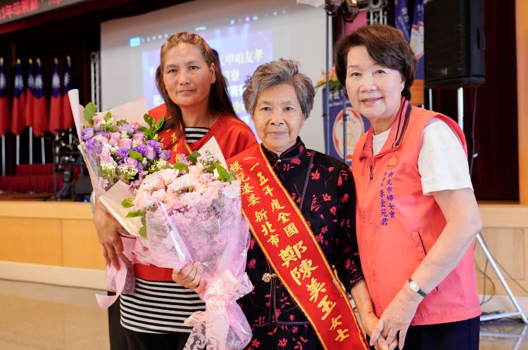 《圖說》坪林區婆婆鄭陳美玉和媳婦陳淑華情同母女、相互扶持，受到新北市婦女會理事長李金苑君頒獎表揚。〈社會局提供〉