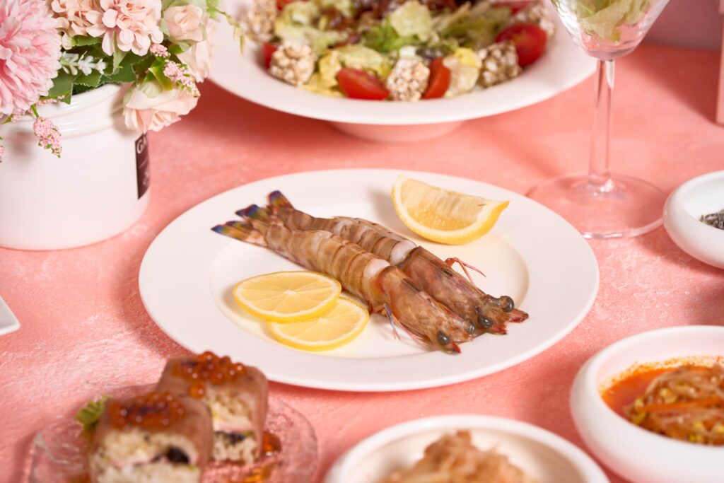 %E5%B1%8B%E9%A6%AC%E7%87%92%E8%82%89%E6%98%8E%E8%9D%A6%E4%B8%8A%E6%A1%8C%E9%AE%AE%E7%94%9C%E4%B8%BB%E8%A7%92%E7%99%BB%E5%A0%B4 3 1024x683 1