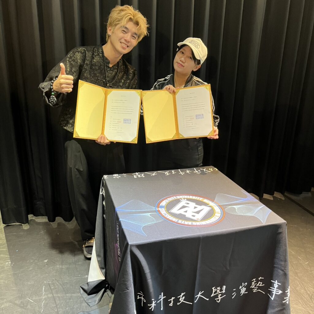 %E5%9F%8E%E5%B8%82%E7%A7%91%E5%A4%A7%E6%BC%94%E8%97%9D%E4%BA%8B%E6%A5%AD%E7%B3%BB%E8%88%87%E8%A1%97%E8%88%9E%E9%A0%98%E5%B0%8E%E5%93%81%E7%89%8CMixcin%E5%BC%B7%E5%BC%B7%E8%81%AF%E6%89%8B2 0 1024x1024 1