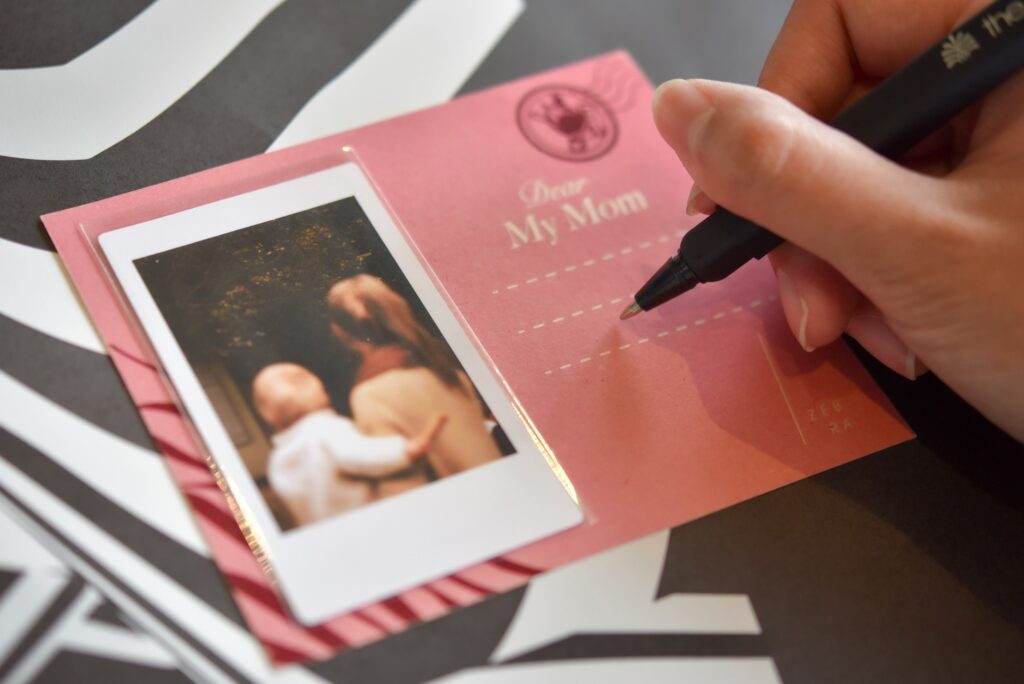 %E6%AF%8D%E8%A6%AA%E7%AF%80%E9%99%90%E5%AE%9A%E6%8B%8D%E7%AB%8B%E5%BE%97%E6%B4%BB%E5%8B%95%E8%AE%93%E7%94%A8%E9%A4%90%E6%99%82%E5%85%89%E8%BD%89%E5%8C%96%E7%82%BA%E5%8F%AF%E5%B8%B6%E5%9B%9E%E5%AE%B6%E7%9A%84%E5%AF%A6%E9%AB%94%E7%B4%80%E5%BF%B5%E5%93%81 %E5%8F%B0%E4%B8%AD%E5%A4%A7%E6%AF%85%E8%80%81%E7%88%BA%E8%A1%8C%E6%97%85 1024x684 1