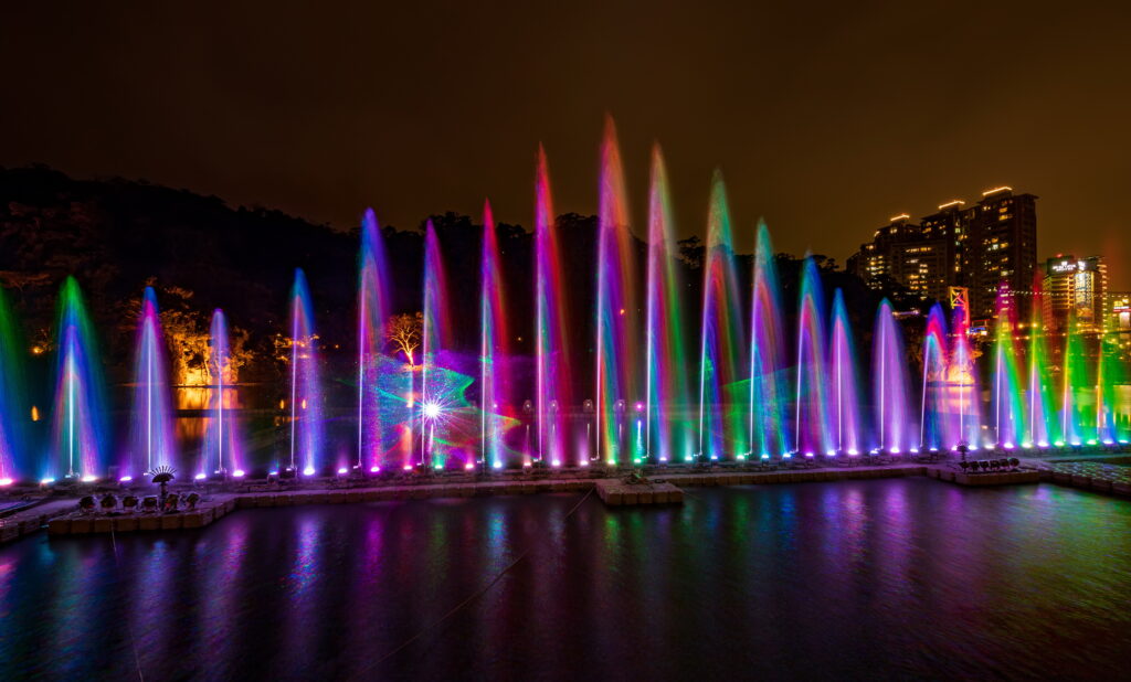 %E5%85%89%E5%BD%B1%E8%88%87%E6%B0%B4%E5%BE%8B%E7%9A%84%E7%B5%95%E7%BE%8E%E5%B0%8D%E8%A9%B1%E4%BB%8A%E5%B9%B4%E7%A2%A7%E6%BD%AD%E6%B0%B4%E8%88%9E%E4%BB%A5%E5%85%A8%E6%96%B0%E8%A8%AD%E8%A8%88%E9%9C%87%E6%92%BC%E8%A6%96%E8%A6%BA%E7%94%A8%E6%9B%BC%E5%A6%99%E7%9A%84%E8%88%9E%E5%A7%BF%E9%BB%9E%E4%BA%AE%E6%B0%B4%E5%B2%B8%E5%A4%9C%E8%89%B2 1024x618 1