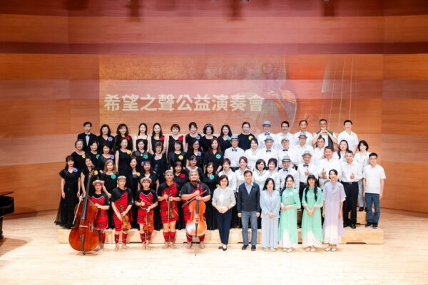 ▲企經會四大樂團及情誼之聲合唱團與親愛愛樂弦樂團齊聚舞台，為這場串連愛心與夢想的演奏會留下美好紀念。(圖/新北市企經會提供）