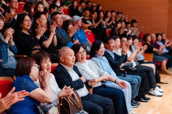 ▲多元音樂演出輪番登台，展現豐富表演內容，吸引觀眾專注聆聽。(圖/新北市企經會提供）