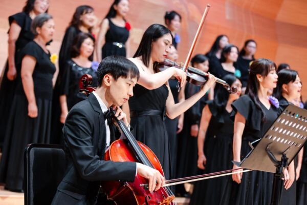 ▲弦樂與情誼之聲合唱團同台演出，以細膩樂音交織出動人旋律，為現場帶來深刻的音樂體驗。(圖/新北市企經會提供）
