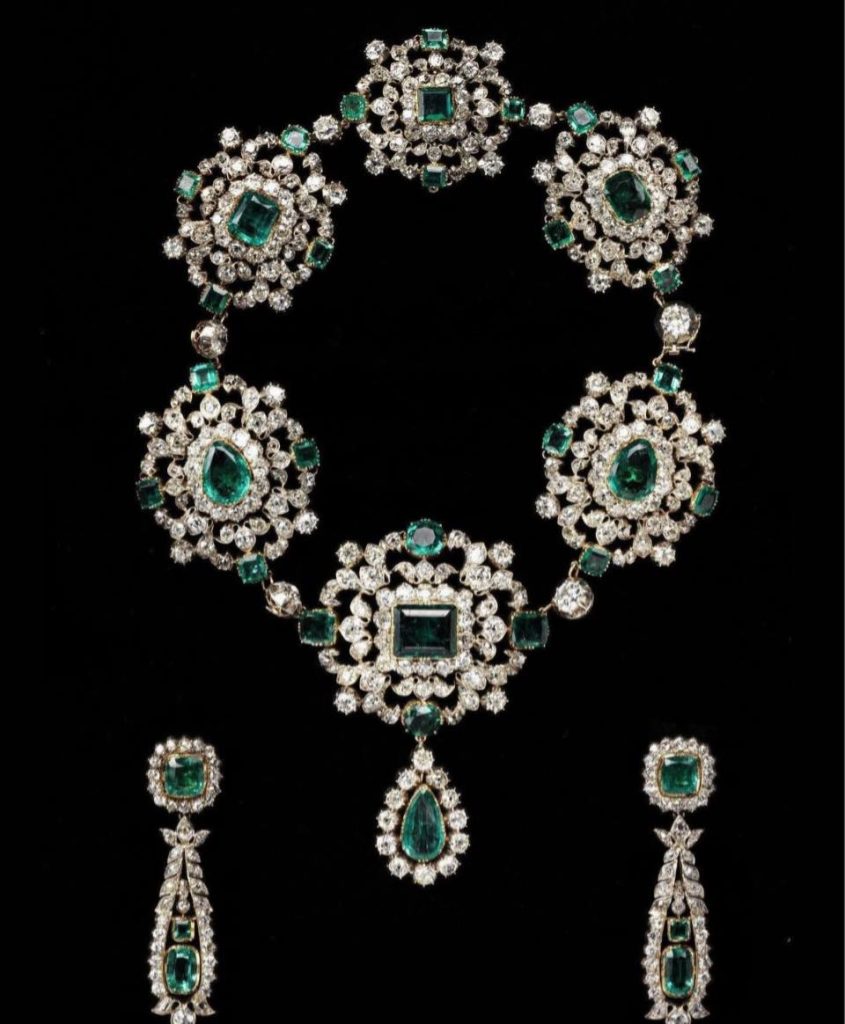 %E5%B7%B4%E9%BB%8E%E6%B5%B7%E8%BB%8D%E5%BA%9CDynastic Jewels%E7%89%B9%E5%B1%9500002 845x1024 1