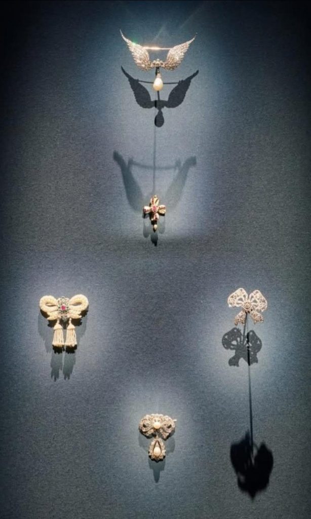 %E5%B7%B4%E9%BB%8E%E6%B5%B7%E8%BB%8D%E5%BA%9CDynastic Jewels%E7%89%B9%E5%B1%9500005 614x1024 1