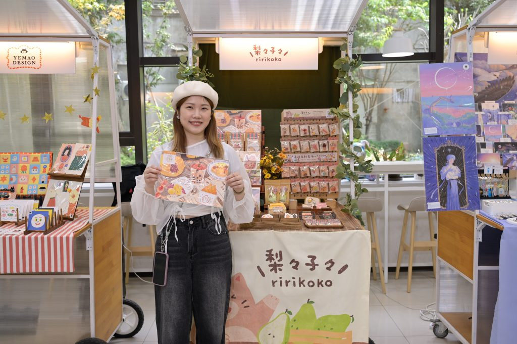 %E6%96%B0%E5%8C%97%E5%B8%82%E9%9D%92%E5%B9%B4%E5%B1%80%E5%B0%87%E7%8E%87%E9%A0%98ririkoko%E6%A2%A8%E3%80%85%E5%AD%90%E3%80%85%E5%89%8D%E5%BE%80%E9%A6%AC%E4%BE%86%E8%A5%BF%E4%BA%9E%E5%90%89%E9%9A%86%E5%9D%A1%E6%8F%92%E7%95%AB%E5%B1%95%E5%9C%96%E4%B8%AD%E7%82%BA%E5%93%81%E7%89%8C%E8%B2%A0%E8%B2%AC%E4%BA%BA%E6%A2%A8%E5%AD%90 1024x681 1